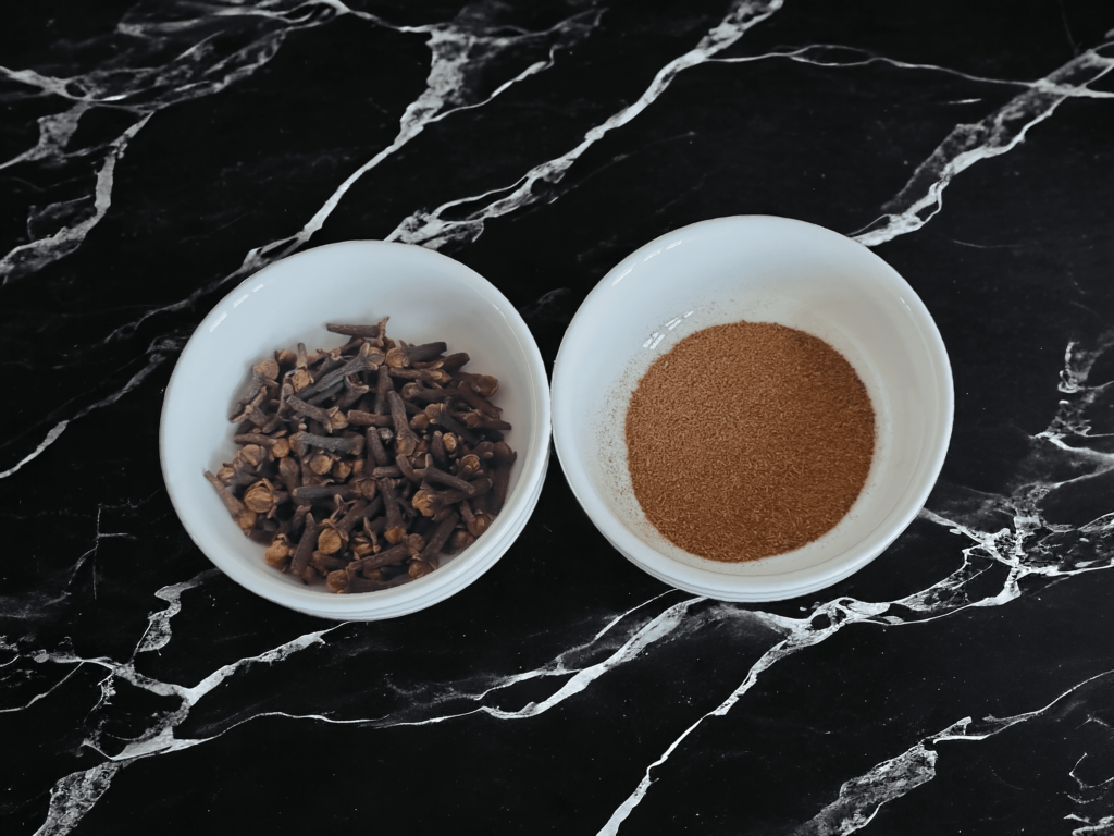 Les clous de girofle sont réduits en poudre fine pour le miel aphrodisiaque.